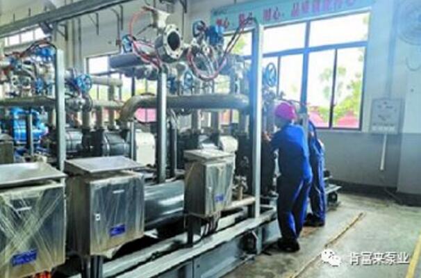 肯富來生產線員工正在組裝化工成套機組